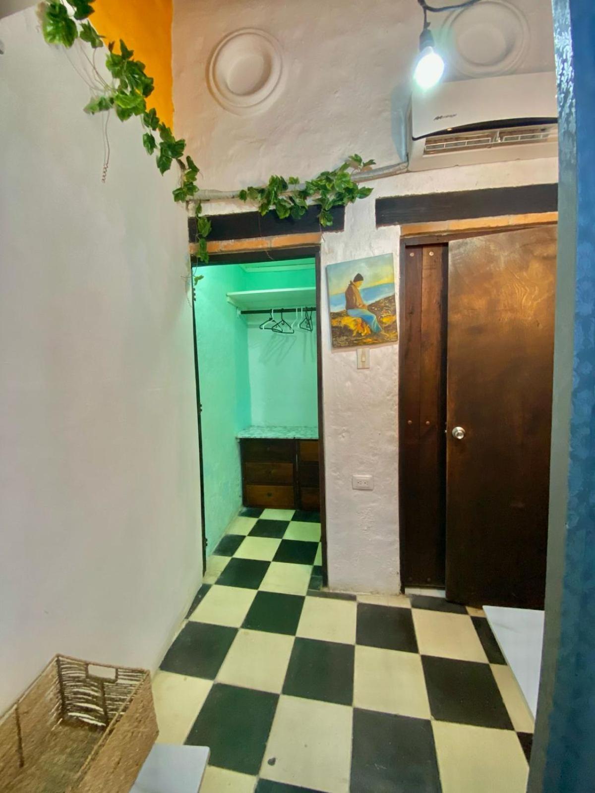 Habitación con cama grande